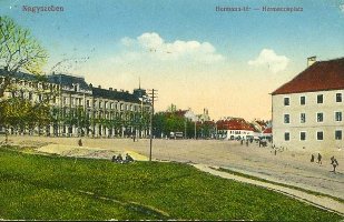 Nagyszeben-Hermannstadt. Hermannsplatz mit der Infanteriekaserne, Habermann-Palais und Tramway...cca.1910.jpg