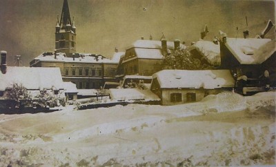 Pempflingergasse mit Huserzeile in einem schneereichen Winter der 1920er Jahre.jpg