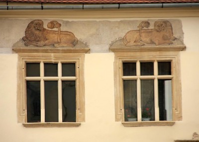 Hermannstadt. Grosser Ring. Hallerhaus. Frise mit Loewen aus dem Haller-Wappen.Photo Dan Danila2.jpg