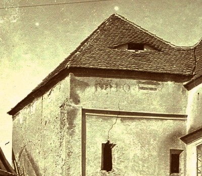 Hermannstadt.St.Ladislaus-Kapelle.1898. inv 16127.Ausschnitt Priesterturm mit Ungarn-Wappen. Initialen l-k und Ziffern 14-.jpg