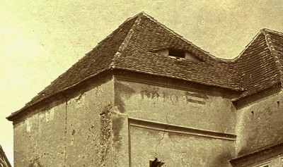 Hermannstadt.St.Ladislaus-Kapelle.1898. inv 16126.Ausschnitt Priesterturm.Initialen l-k. Laurentius Kakas-Hann 1494.Judex Regius.jpg