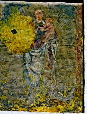 Hermannstadt.Huetplatz-1. Evang. A.B.Stadtpfarramt-gew.Plebania Cibiniensis-.1492-1494.Nische-Fresko Fassade.Maria mit dem Granatapfel.pixlr.blur.jpg