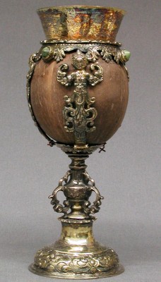 Kokosnuss-Pokal Hermannstadt cca 1650-berall cca 18 cm-Silber und Kokosnuss-Metropolitan Museum of Modern Art New York.jpg